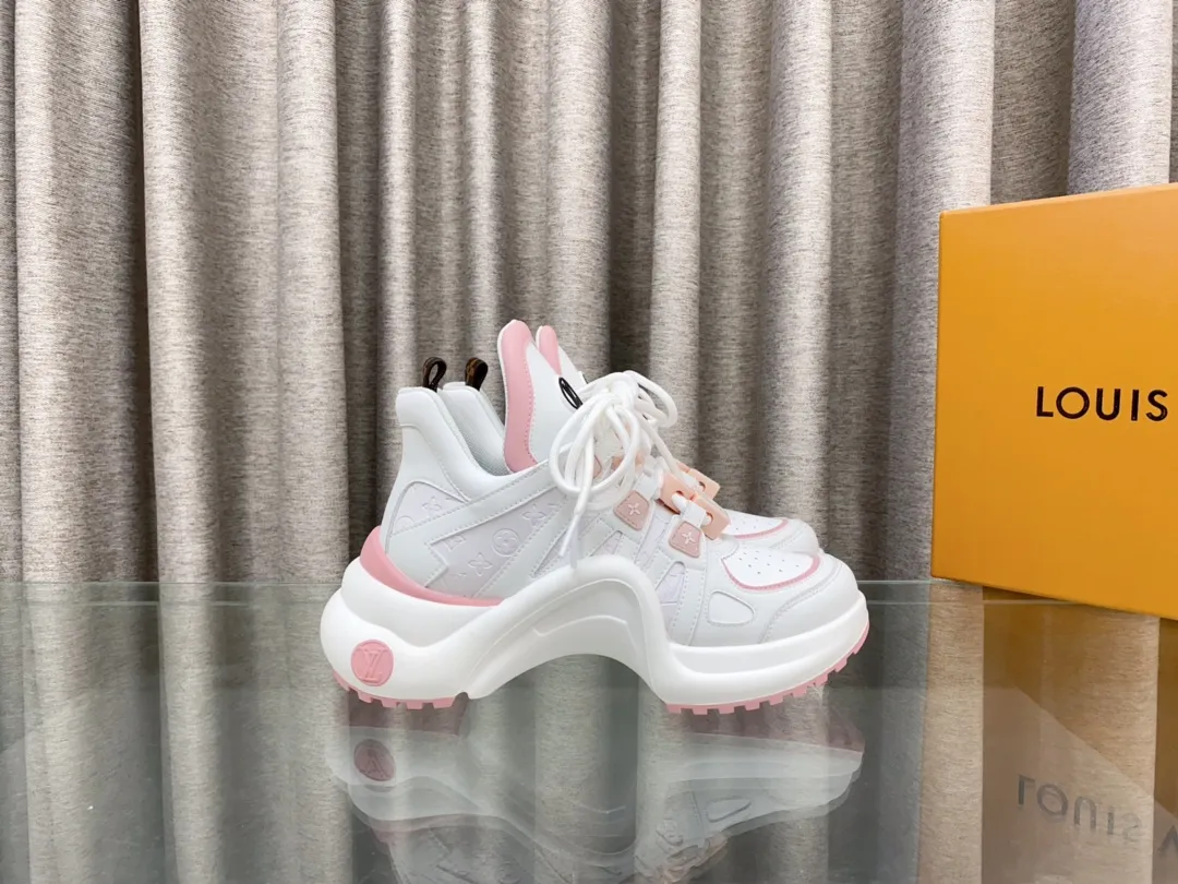 👟👟Ex-factory price 760👟👟 Louis Vuiton·Louis Vuitton 24/ New Chinese Valentine's Day limited edition LV Archlight series arch sole dad shoes casual thick-soled lace-up sneakers top version🔝original purchase, development and production👍🏻 This LV dad shoe features an eye-catching wavy sole and large tongue. It is equipped with a sporty super-elastic running shoe style rubber outsole, which is very eye-catching. It is also combined with a soft and elastic upper made of a variety of high-tech fabrics, making the upper foot comfortable and soft! 🤩 Fabric: Original custom-made first-layer cowhide + technical fabrics Lining: Original imported breathable mesh lining + cowhide foot pads Sole: Original molded correct U-shaped arch outsole Bottom thickness: about 5cm Size: 35-39 (40.41 custom-made, non-refundable)